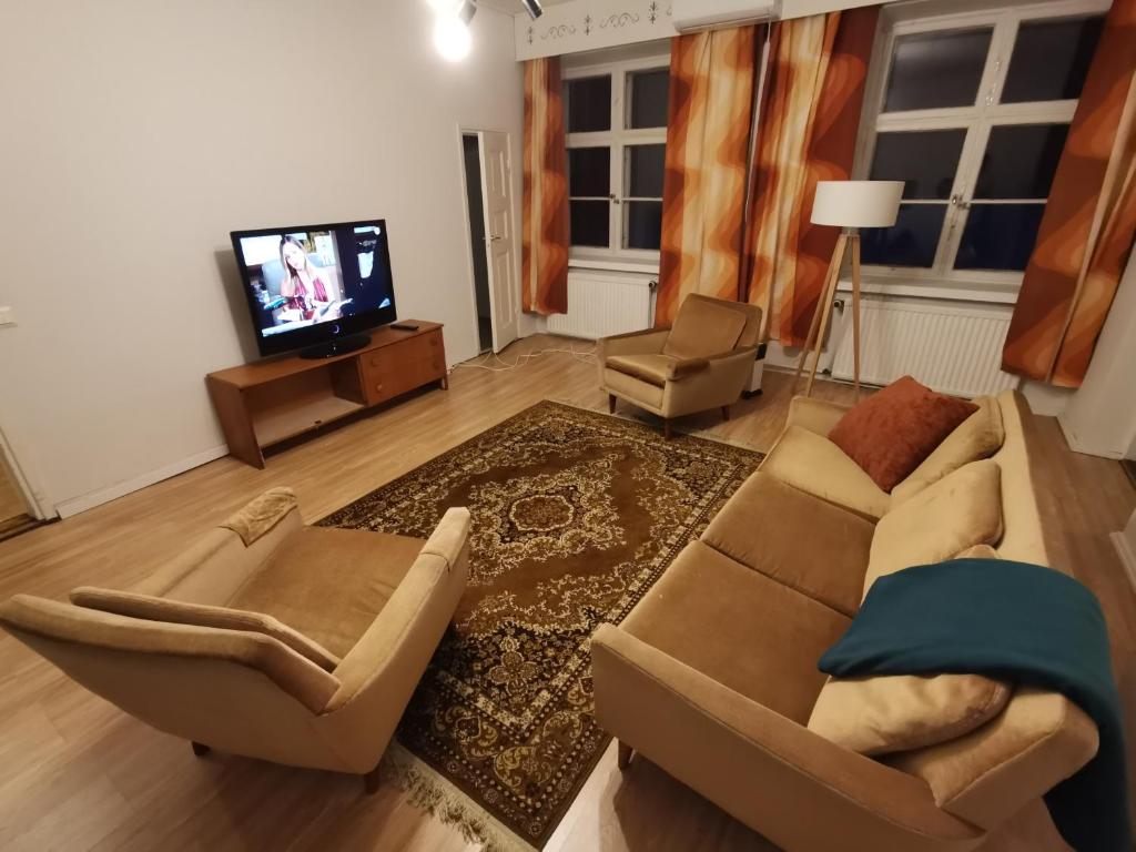 un soggiorno con divano e TV di Beautiful 2 Bed Apartment Sauna Facility in Kotka a Kotka