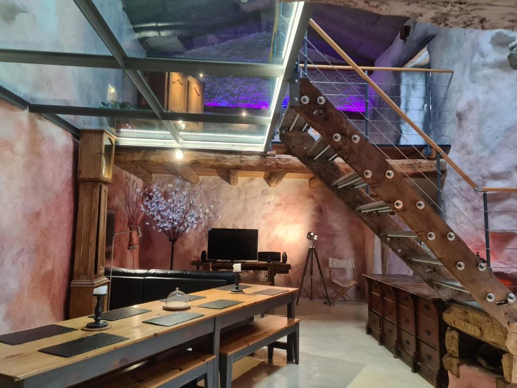 una camera con tavolo in legno e scala di Les papillons a Agnat
