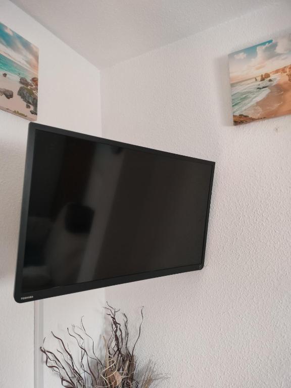 TV a/nebo společenská místnost v ubytování Casa EL CASTILLO ,a 5 kilómetros de la playa