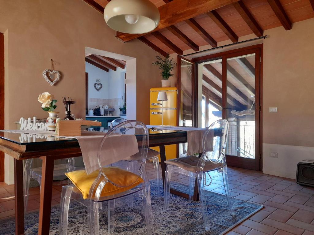 een keuken met een tafel en stoelen in een kamer bij Cottage La Dolce Agogia Panicale in Panicale