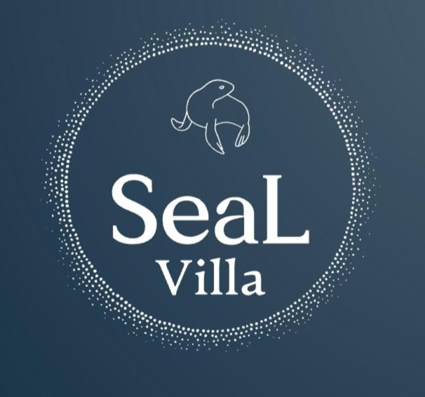 logotipo de un restaurante de marisco con un elefante en círculo en SeaL Villa, en Centro histórico de Alónnisos