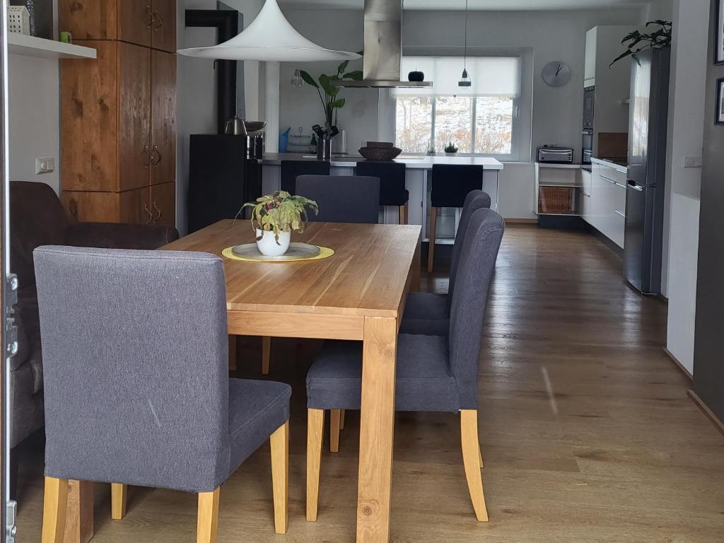 cocina y comedor con mesa de madera y sillas en Ferienwohnung Jeannette II, en Hasselfelde