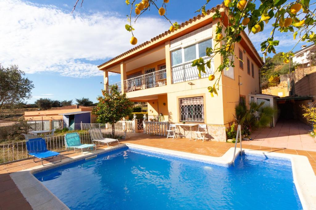 ein Haus mit einem Pool vor einem Haus in der Unterkunft Catalunya Casas Heart of Costa Brava and 2,7km to beach in Blanes