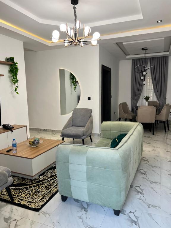 阿布賈的住宿－States Apartment，客厅配有沙发和桌子
