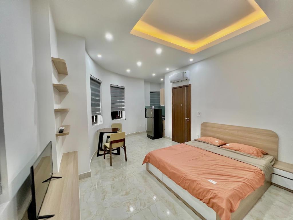 a bedroom with a bed and a desk in it at HPT II Apartment chuỗi căn hộ Hải Phòng in Hai Phong