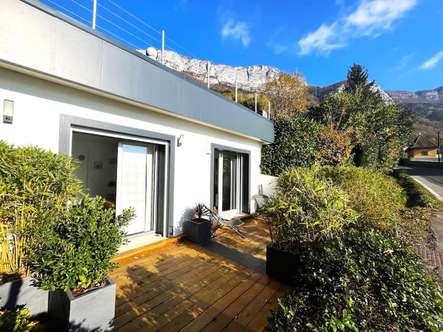 Casa blanca con terraza de madera con macetas en 2 room independent appartement 5 mn from Annecy, en Veyrier-du-Lac