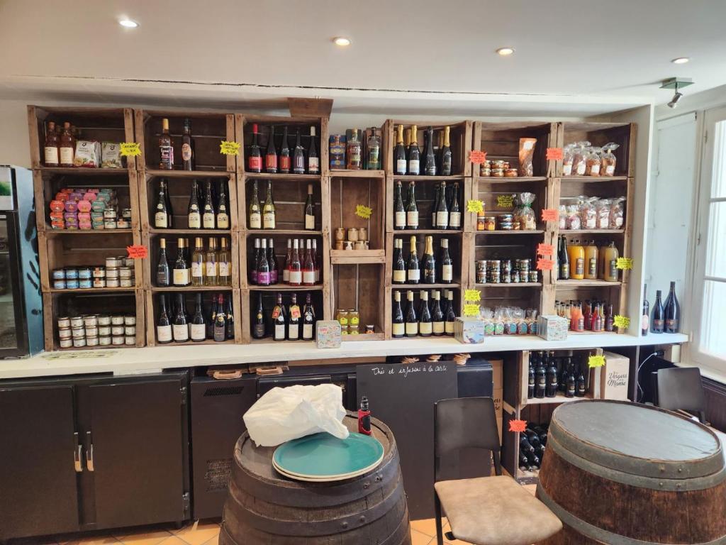 bar z dużą ilością butelek wina w obiekcie Epicerie Gourmande w mieście Villandry
