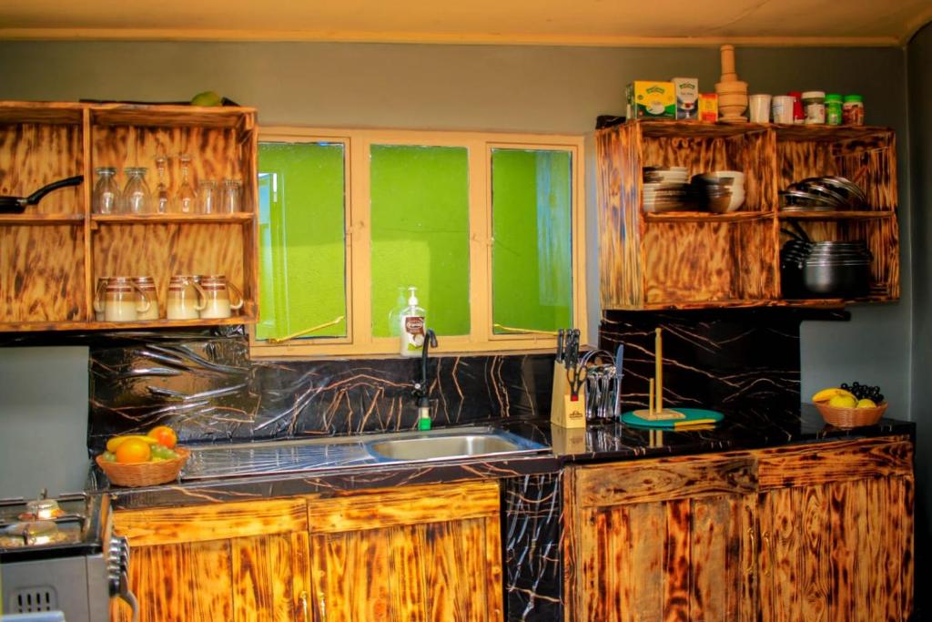 Kuchyň nebo kuchyňský kout v ubytování Amanya 3-Bedroom Hut Amboseli