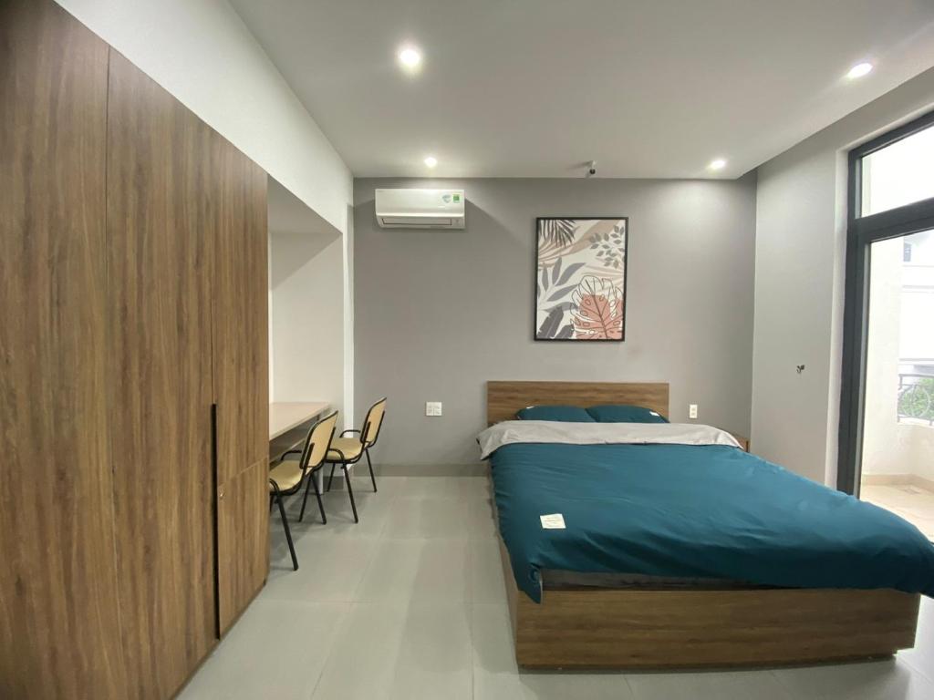 1 dormitorio con cama y escritorio. en Chuỗi căn hộ Space Apartment & Homestay tại Vinhomes Marina Hải Phòng, en Hai Phong