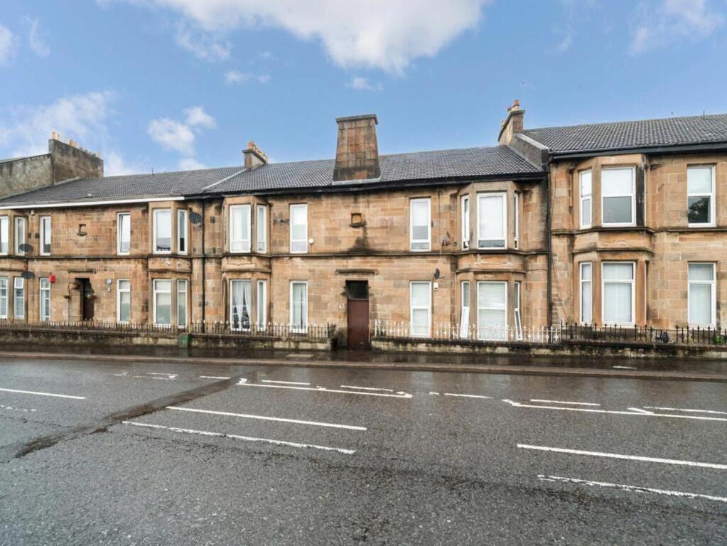 un gran edificio de ladrillo en el lateral de una calle en Glasgow road en Glasgow