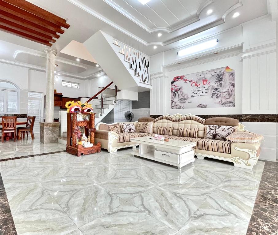 a living room with two couches and a table at Căn hộ mới - 4 Phòng ngủ lớn tại Khu Biệt Thự Nam Long- Bê Tông Residences in Cái Răng