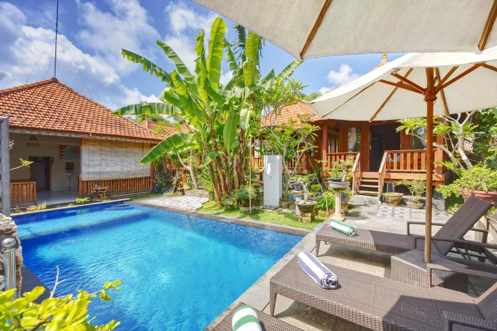 una imagen de una piscina en una villa en SS Pangket Bungalow, en Nusa Penida