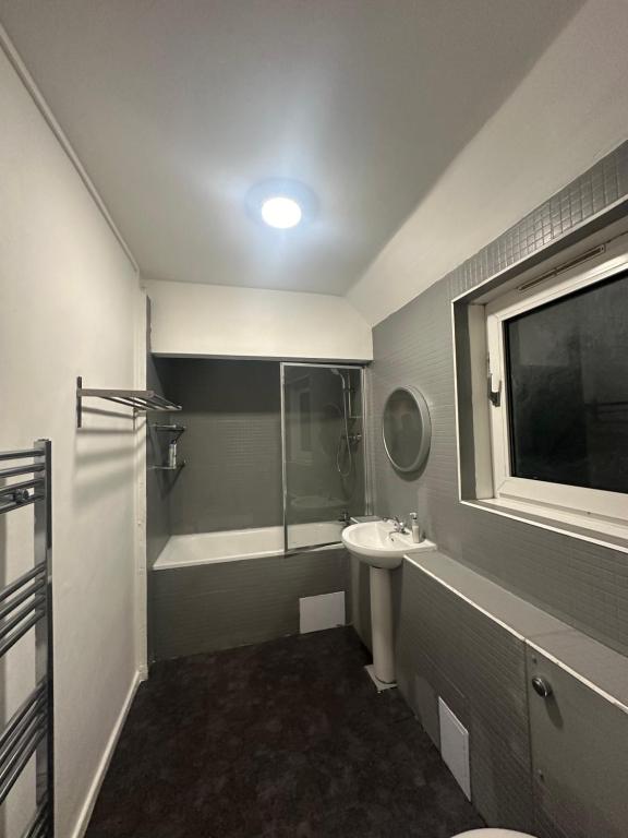 La salle de bains est pourvue d'un lavabo, de toilettes et d'une douche. dans l'établissement City Nights - London, à Londres