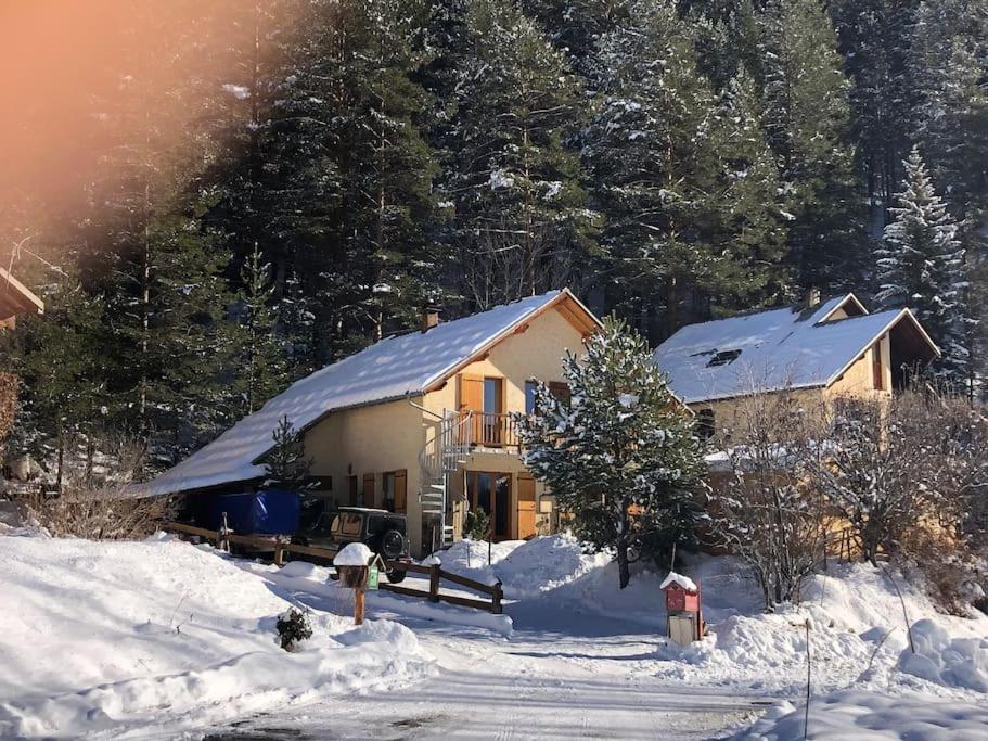 ein Haus mit Schnee und Bäumen in der Unterkunft La Boissette d’en O in Montgenèvre