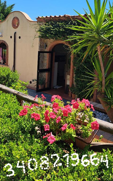 A garden outside Residence San Antonio