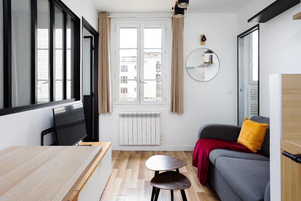 Гостиная зона в Stunning 1-bedroom apartment in a vibrant neighborhood of Montmartre