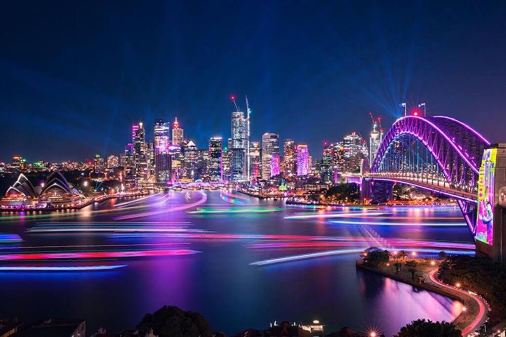 une ligne d'horizon nocturne avec un pont et une rivière dans l'établissement Opera & Harbour bridge view penthouse (3 rooms), à Sydney