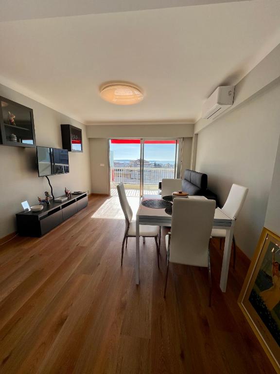 un salon avec une table et des chaises et une cuisine dans l'établissement Cannes Santa Catalina, à Cannes