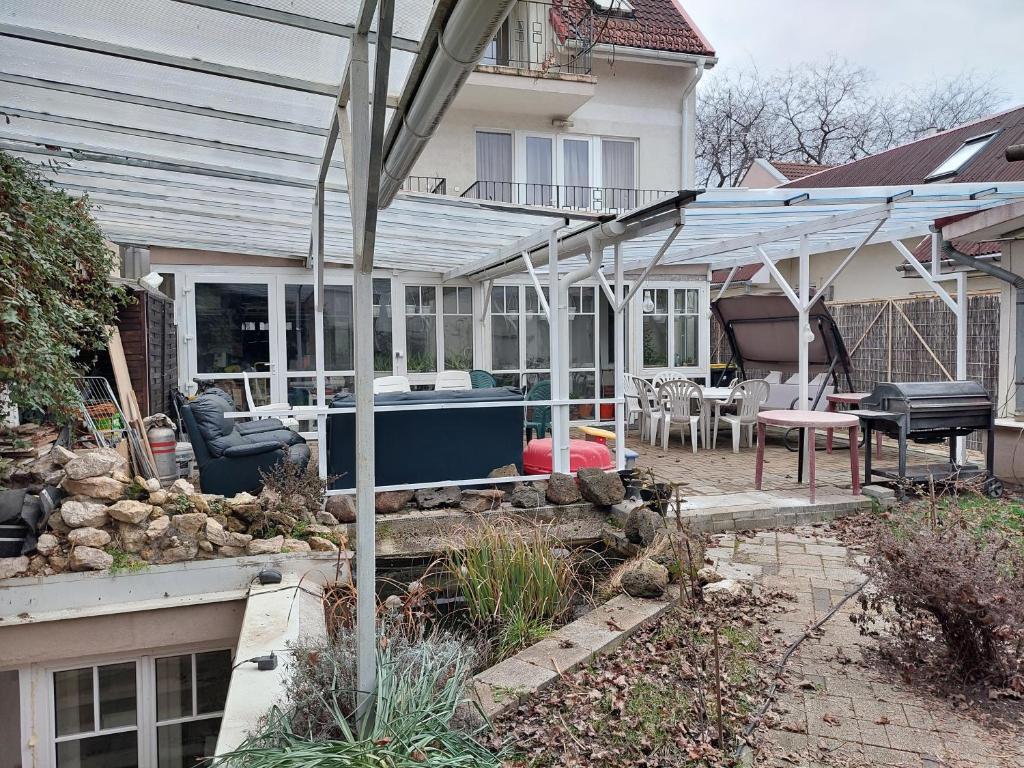 Belváros közeli kertkapcsolatos lakás 1-től 5 főig - Appartement D'une Chambre