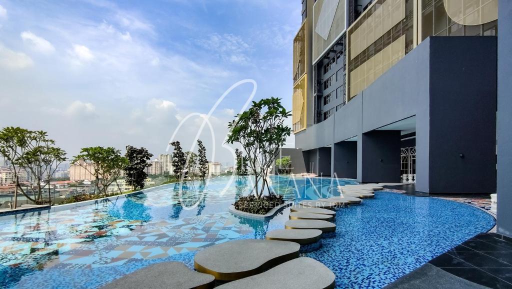uma grande piscina com uma fonte num edifício em Arte Cheras by BlueBanana, Kuala Lumpur em Kuala Lumpur