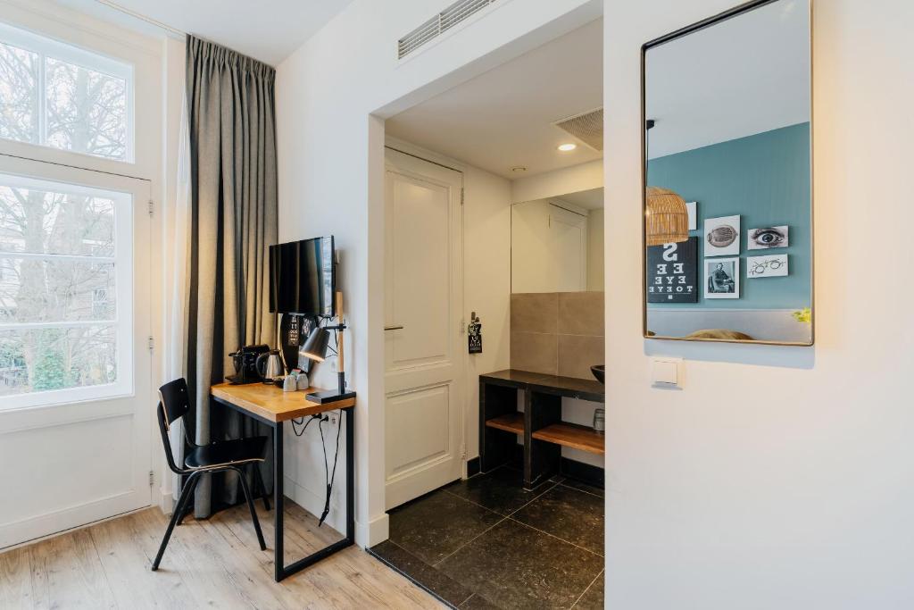 TV a/nebo společenská místnost v ubytování Eye Hotel
