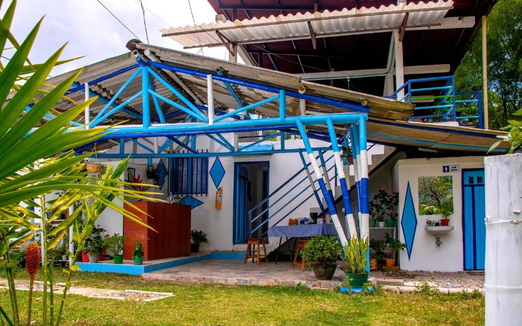 Cette maison bleue et blanche dispose d'un balcon. dans l'établissement Secretos del Eden, à Ruiosucio