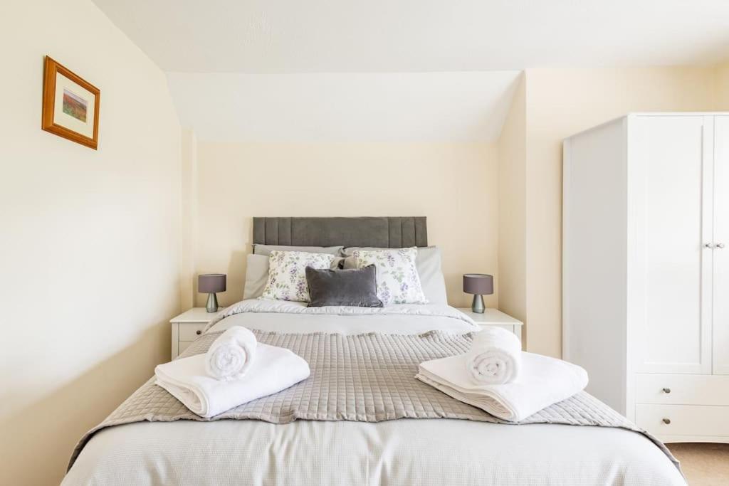 - une chambre avec un grand lit et des serviettes dans l'établissement Lovely Town Centre 1 Bed Nr Country & River Walks, 