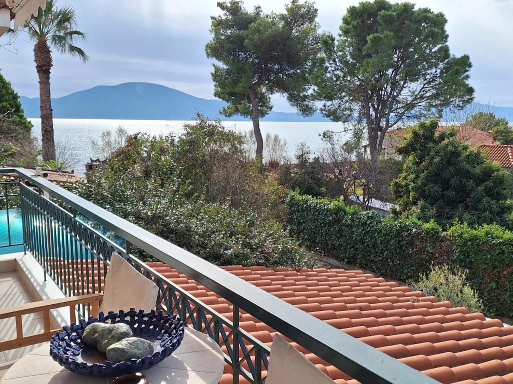 un balcón con vista al agua en maria's home, en Skála