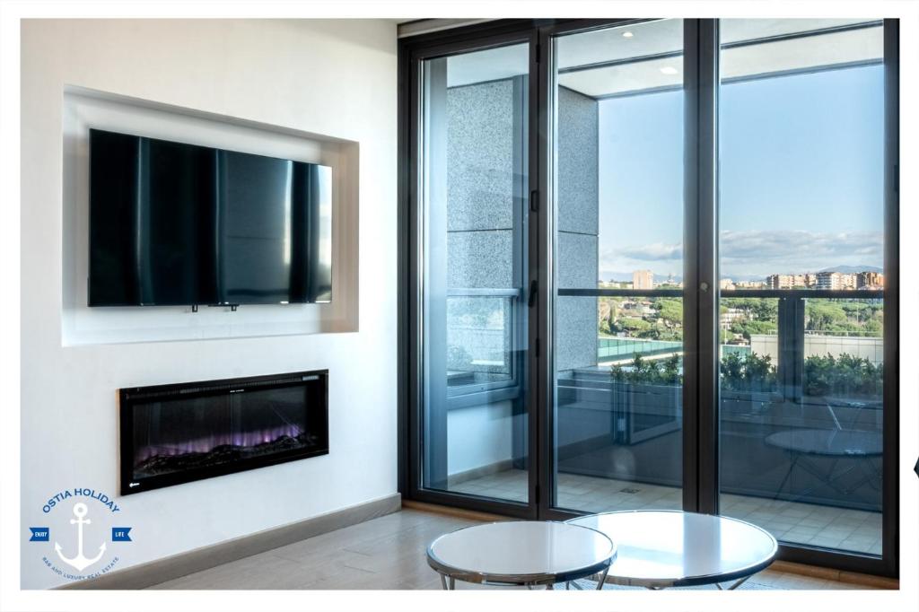 uma sala de estar com televisão e lareira em Eurosky Nine View em Roma