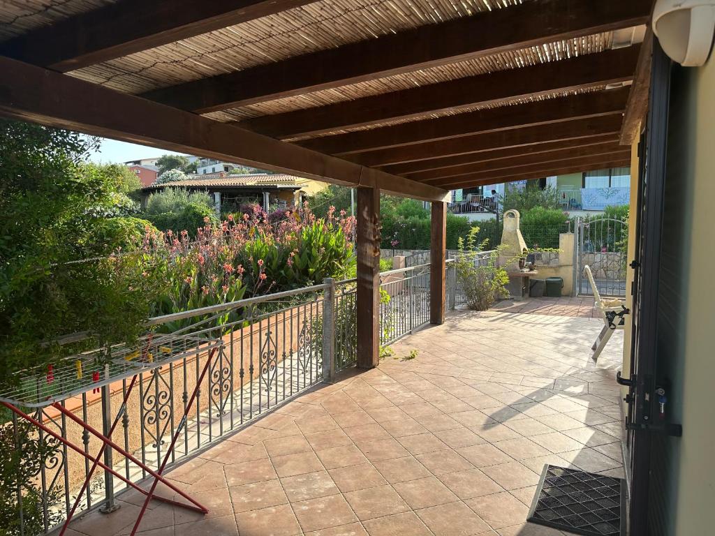 um pátio com cerca e flores em Casa Valentina em Santa Lucia