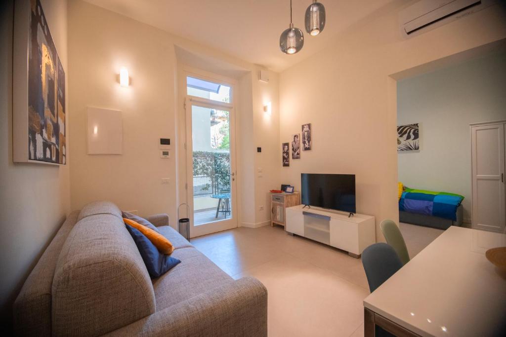 Hotel Le robbiane 44 - 46, a living room with a couch and a television at Le robbiane 44 - 46 in Florence