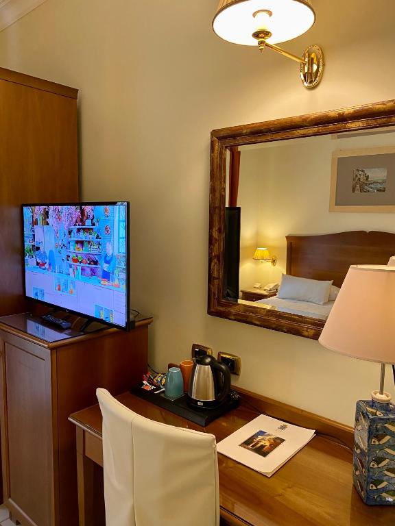 TV a/nebo společenská místnost v ubytování Hotel Akropolis - Museum Hotel