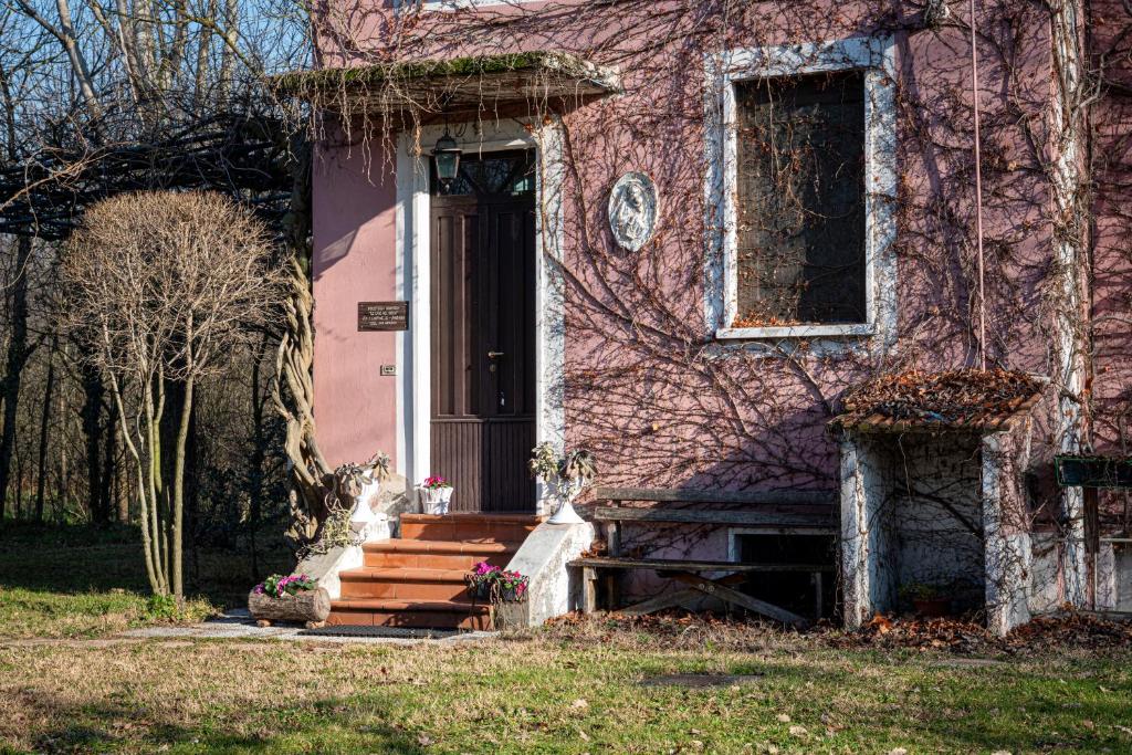VanzagoにあるLe Case nel Boscoのピンクの家