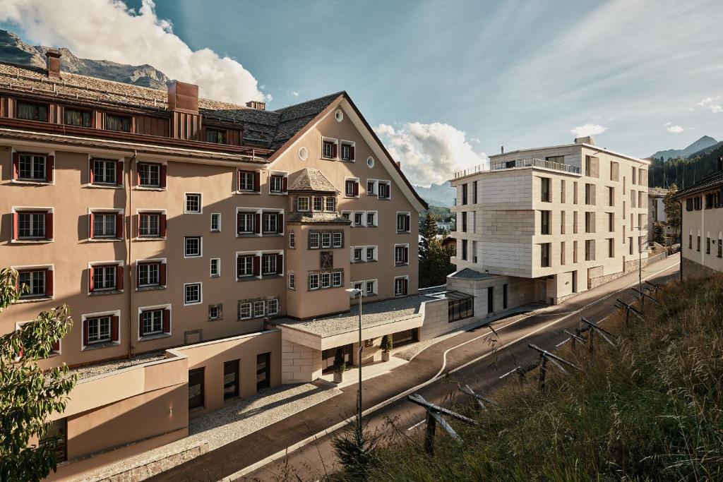 uitzicht op een gebouw en een straat bij Hotel GRACE LA MARGNA ST MORITZ in St. Moritz