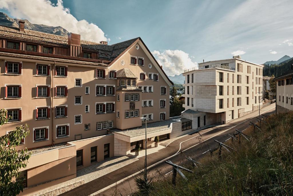 聖莫里茨的住宿－Hotel GRACE LA MARGNA ST MORITZ，享有大楼和街道的景色