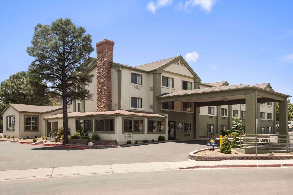 un grande edificio con un camino sopra di Days Inn & Suites by Wyndham East Flagstaff a Flagstaff