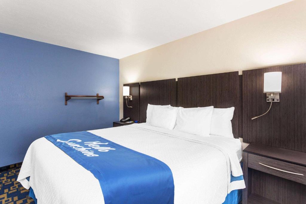 Postel nebo postele na pokoji v ubytování Days Inn & Suites by Wyndham East Flagstaff