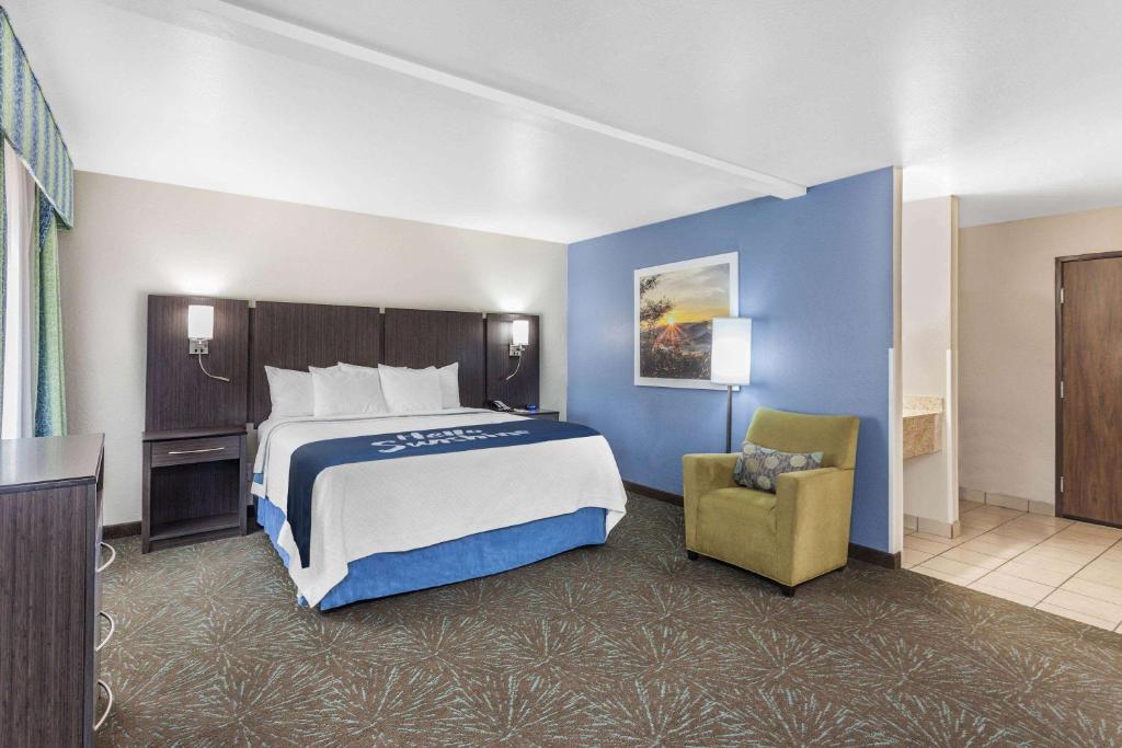 Postel nebo postele na pokoji v ubytování Days Inn & Suites by Wyndham East Flagstaff