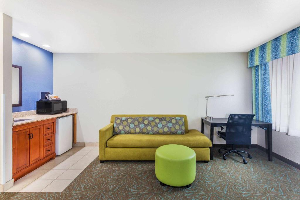 Posezení v ubytování Days Inn & Suites by Wyndham East Flagstaff