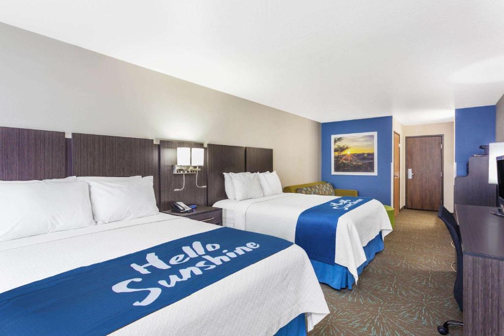 Postel nebo postele na pokoji v ubytování Days Inn & Suites by Wyndham East Flagstaff