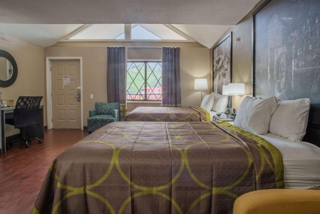 Super 8 by Wyndham Downtown Gatlinburg at Convention Center photo