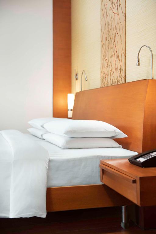 Postel nebo postele na pokoji v ubytování Hyatt Pune