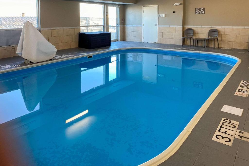 a large swimming pool in a hotel room at Comfort Inn Great Falls in Great Falls