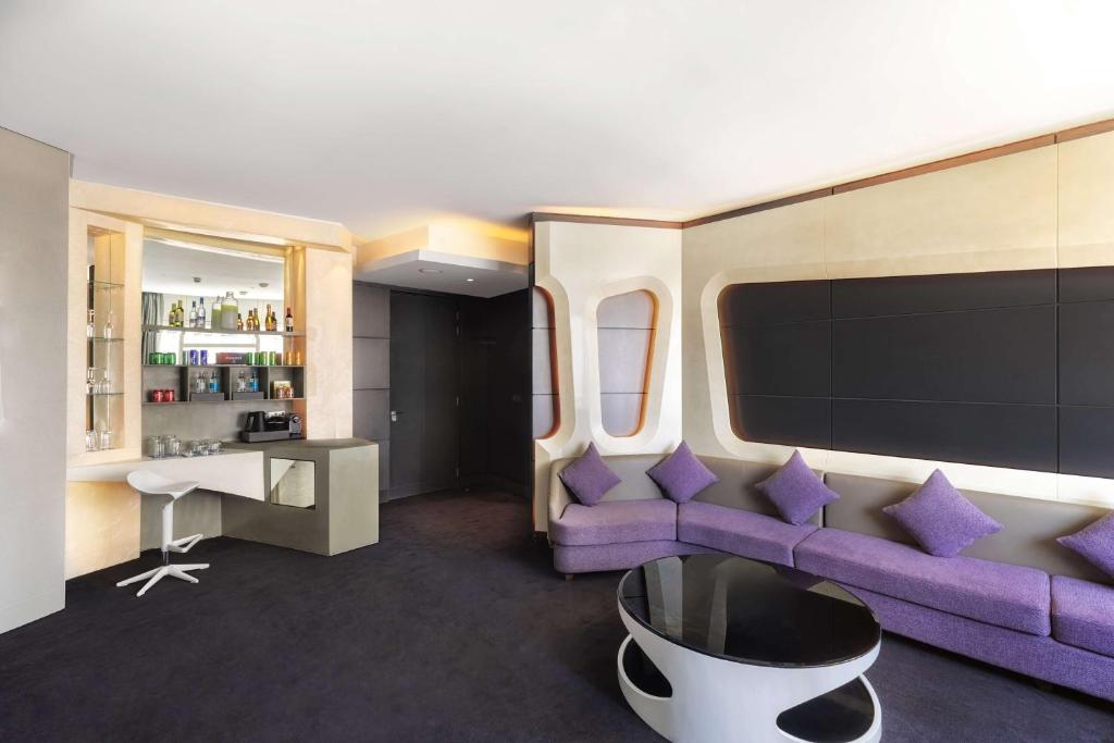 V Hotel Dubai, Curio Collection by Hilton - Resim 24