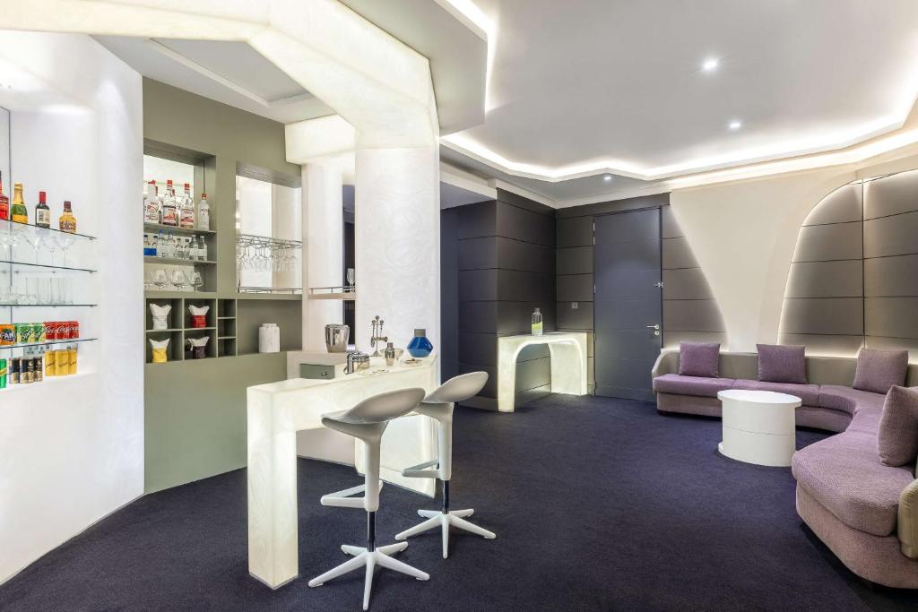 V Hotel Dubai, Curio Collection by Hilton - Resim 34