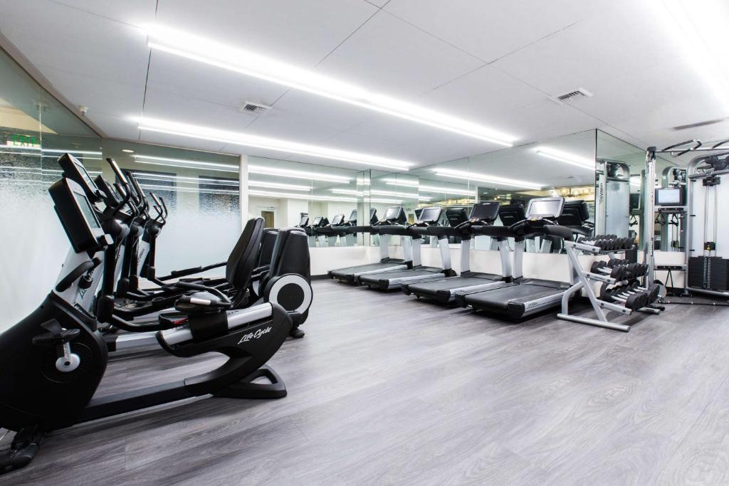 Fitness centrum a/nebo fitness zařízení v ubytování Hotel 1000, LXR Hotels & Resorts