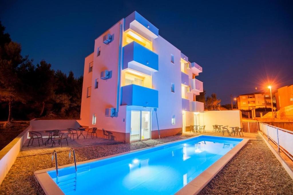 Bazén v ubytování Apartments Podstrana with shared Pool nebo v jeho okolí