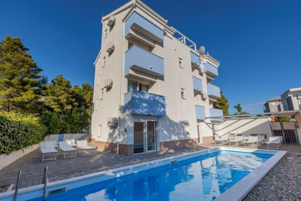 Bazén v ubytování Apartments Podstrana with shared Pool nebo v jeho okolí