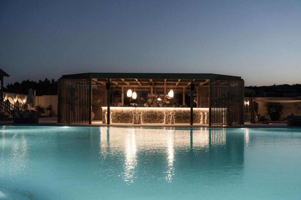 Bazén v ubytovaní Numo Ierapetra Beach Resort Crete, Adults only, Curio Collection Hilton alebo v jeho blízkosti