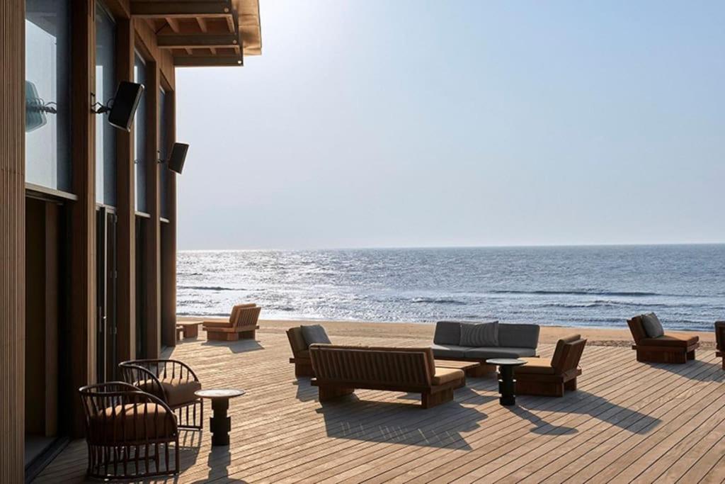 オーフェルフェーンにあるCala Bassa Beach Boutique Apartments - Sea Viewの海を望むパティオ(椅子、テーブル付)